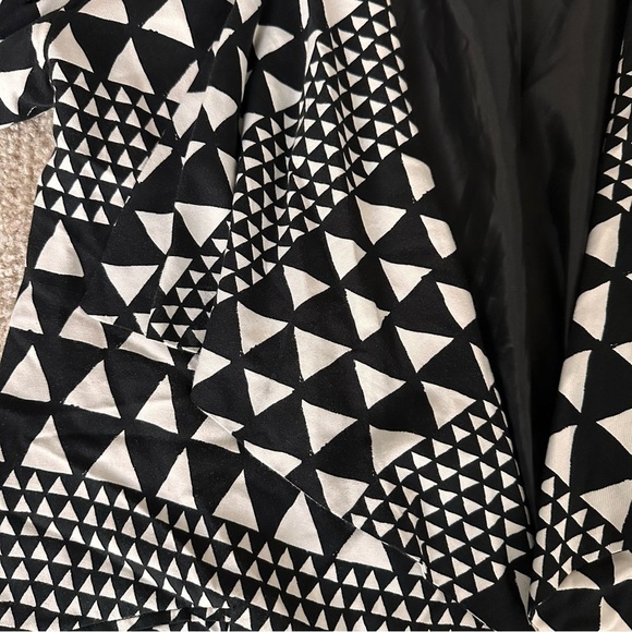 EUC Women’s MinkPink Black And White Striped Jacket! - Picture 2 of 7